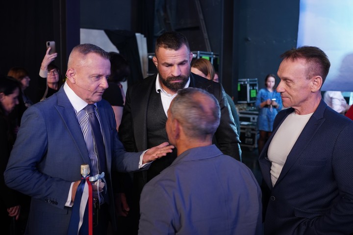 V siedmom nebi - Adam Cibuľa, Vilo Rozboril, Karlos Vémola